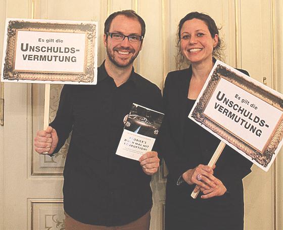 Das Autorenduo Roland Spitzlinger und Julia Draxler präsentieren ihr Buch »Probiers doch mal mit Koruption« im Ritter-Hilprand-Hof.	Foto: VA