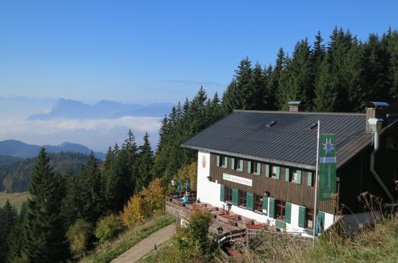 Das Spitzsteinhaus liegt idyllisch auf 1.252 m mitten im schönen Chiemgau.	Foto: Petra Wiedemann