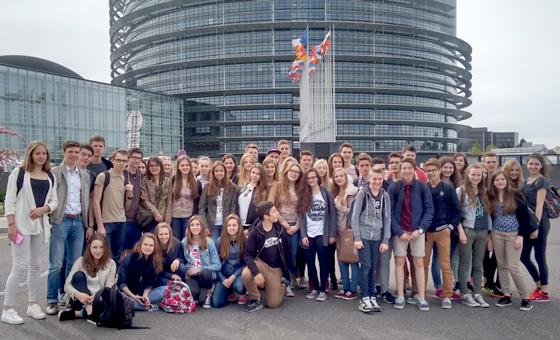Die Erdinger Schüler besuchten in Straßburg ein Stück gelebtes Europa: das Europaparlament.	Foto: privat