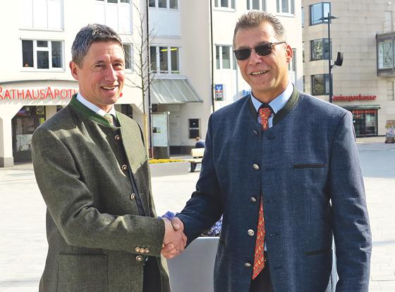 Bürgermeister Böck begrüßt den neuen Festwirt Burkard Greiner mit festem Händedruck.             Foto: VA