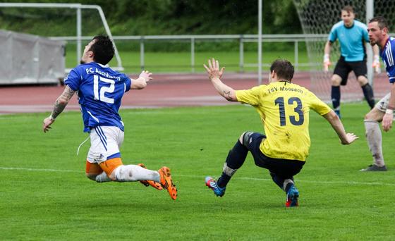 Die Härte im Aufstiegskampf nimmt zu. In der Kreisliga 3 setzte sich Moosach beim FC Aschheim mit 4:2 durch.	Foto: Christian Riedel