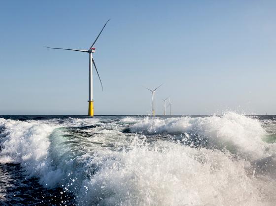Die SWM machen die Kraft der Natur zu elektrischer Energie. Die Offshore-Anlage DanTysk ist vor wenigen Tagen in Betrieb gegangen und nutzt die Windkraft über der Nordsee.	Fotos: SWM, Paul Langrock