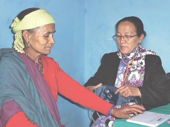 »Missio München« unterstützt die »Sisters of Charity of Nazareth« (SCN) in Surkhet, einem nepalesischen Distrikt. Schwester Cecilia Simick SCN, leitet eine Mobile Klinik.	Foto: Missio München