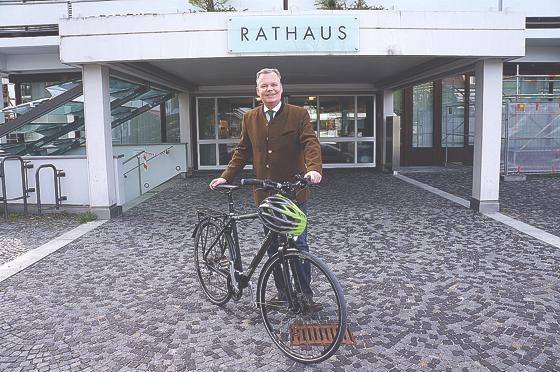 Bürgermeister Jan Neusiedl hofft auf viele fleißige Mitfahrer. Der Startschuss fällt in Grünwald am Freitag beim Umwelttag.	Foto: hw