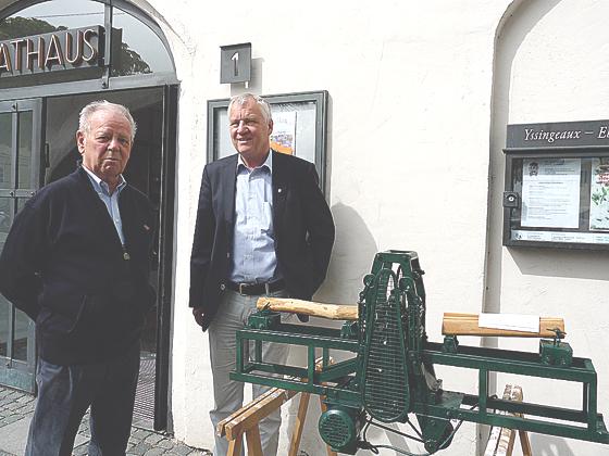 Ernst Leitner und Walter Brilmayer	 mit dem historischen Sägewerk-Modell.	Foto: Stadt Ebersberg