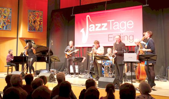 Die Jazz-Tage Erding sind dann besonders erfolgreich, wenn, wie hier, lokale Musiker auf der Bühne stehen. Dieter Knirsch aus Walpertskirchen hat seine Freunde zu einer einmaligen Session zusammen gebracht. 	Foto: kw