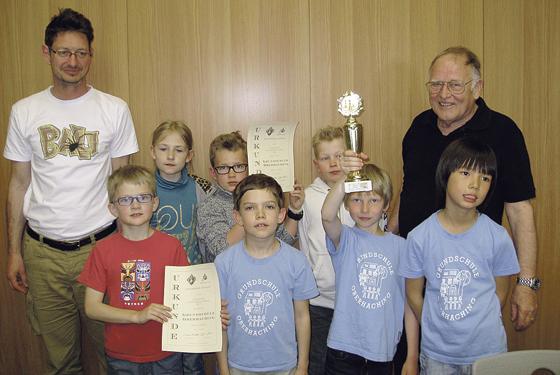 Die Oberhachinger Grundschüler eroberten sich den ersten Platz beim Schachturnier. Foto: VA