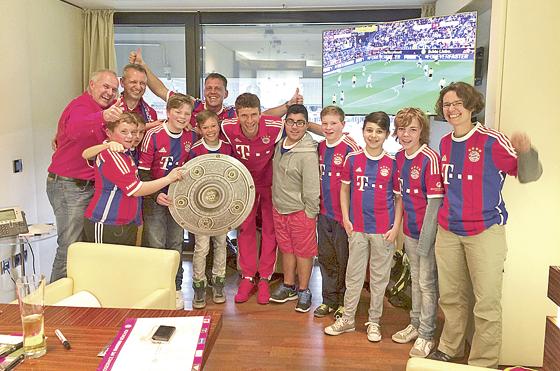 Die glücklichen Kinder entlockten auch Thomas Müller wieder ein breites Lachen, obwohl er gerade mit seiner Mannschaft 0:1 gegen den FC Augsburg verloren hatte.	Foto: privat