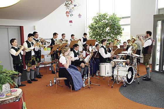 Viel Applaus ernteten die jungen Musiker der Blaskapelle Höhenkirchen-Siegertsbrunn für ihr Konzert im Seniorenzentrum.	Foto: VA