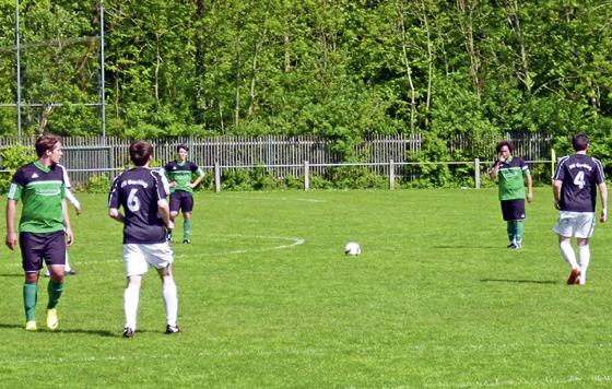 Immer wieder vergaben die Spieler vom TSV Moosach-Hartmannshofen (grüne Trikots) wichtige Torchancen gegen den VfR Garching II. Foto: Hans Thoma