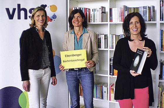Margit Napieralla, Martina Eglauer und Ewa Bross (v. li.) vor dem neuen Büchertauschregel. Foto: Nadine Mafke