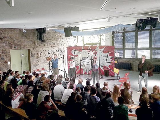 Das »White Horse Theatre« präsentierte die Theaterstücke »Honesty« und »Dreaming in English« an der Wilhelm-Busch-Realschule.	Fotos: privat