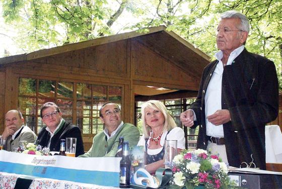 Manfred Schauer (r.) erinnerte in der Waldwirtschaft Groß- hesselohe gemeinsam mit den anderen Initiatoren an die Biergartenrevolution vom 12. Mai 1995.	Foto: ch