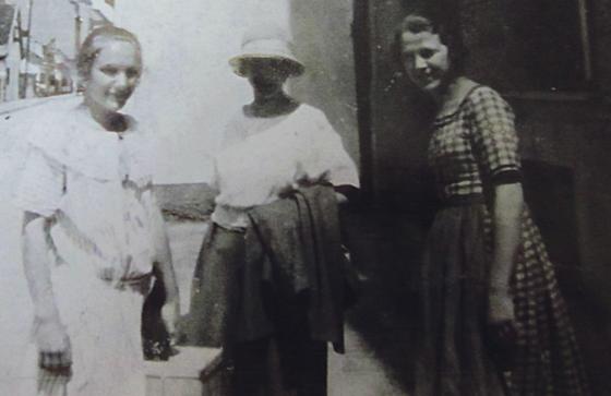 Hübsche Giesinger Mädchen aus dem sogenannten Glasscherbenviertel. 	Foto: Dr. W. Karl