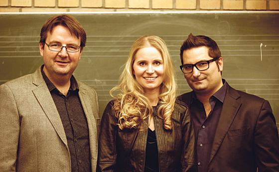 Das Jazztrio: Vernoka Zunhammer mit Michael Vochezer (links) und Marco Pacassoni.	Foto: VA