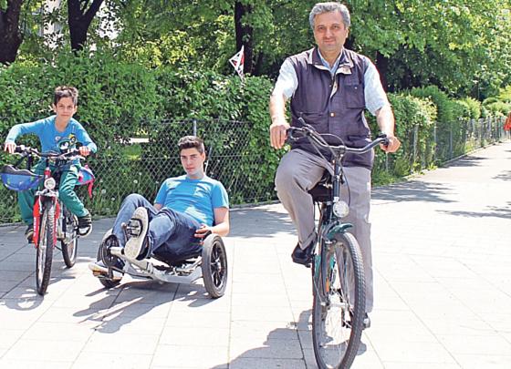 Radeln über Garching nach Hasenbergl: Zekeriya Akgün (r.) und sein Sohn Bilal (l.) sowie ihr Freund Hüseyin Can Kartal.	Foto: ch