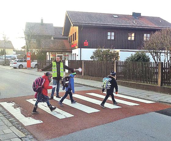 Damit die Schüler sicher über den Zebrastreifen in die Schule kommen. 	Foto: privat