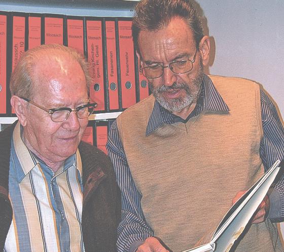 Trugen das Material zusamen: Volker Laturell (r.) mit Georg Mooseder im Archiv der Sammlung in der Feldmochinger Straße. 	Foto: Laturell