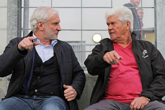 Fachgespräch: Rudi Völler und Werner Lorant beim Benefizspiel für Olaf Bodden. Foto: A. Wild