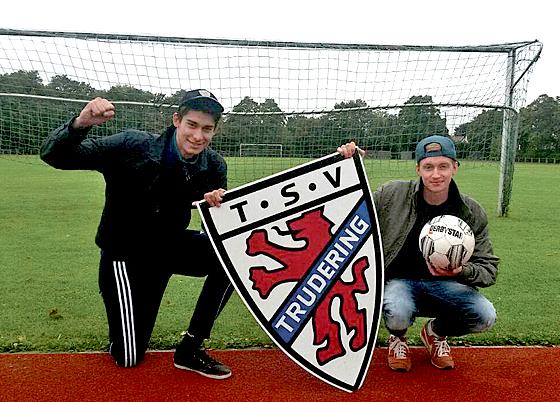 Denis und Jonas sind begeisterte FSJler beim TSV Trudering.  	Foto: Verein