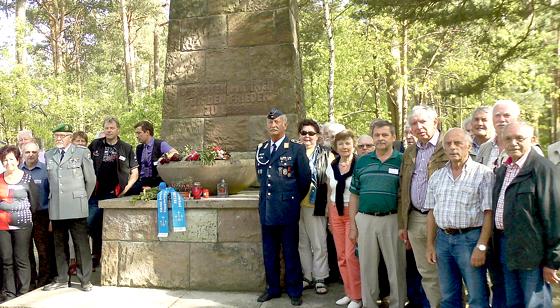 Die Volksbund-Besuchergruppe vor dem zentralen Denkmal am Soldatenfriedhof von Halbe, rechts die Sammler aus Grafing und Steinhöring.  	Foto: Otto Hartl