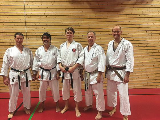 Karatesportler des TSV erlangten Schwarzgurte: (v.li.) Willi  Kirst, Oliver Müller, Moritz Freese, Ingo Freese und Ulrich Liepelt.	Foto: privat