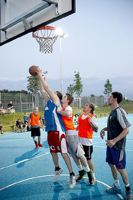 Kämpfe am Korb: Beim Basketball-Turnier geben die Mannschaften ihr Bestes. 	Foto: privat