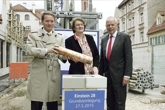 Florian Bieberbach, Christine Strobl und Klaus Meisel (v. li.) kurz vor dem großen Moment.	Foto: cr