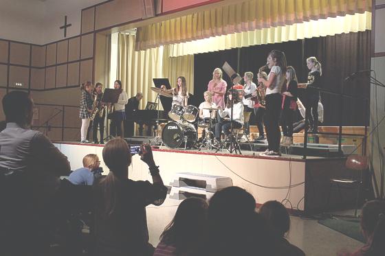 Die Mädchen der Th.-Gerhardinger Realschule präsentierten ihr musikalische Können. 	Foto: VA