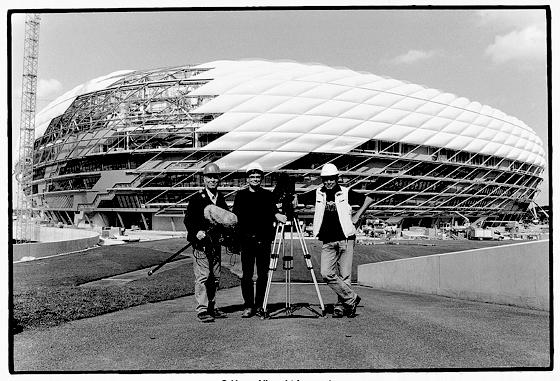 Das Filmteam vor der Kulisse des noch im Bau befindlichen Stadions.	Foto: Veranstalter