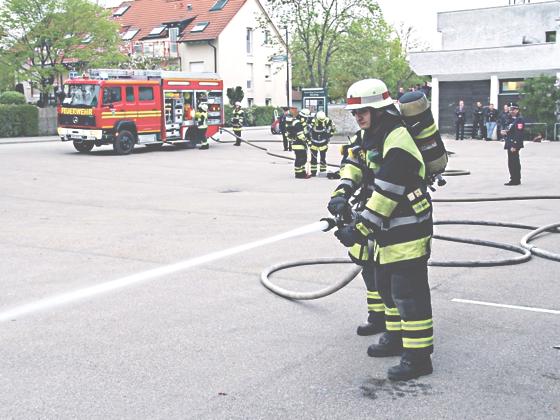 Neun Kameraden der Freiwilligen Feuerwehr Garching absolvierten erfolgreich die Leistungsprüfung Löscheinsatz.	Foto: Feuerwehr