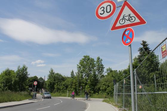 Verkehrszeichen warnt: Radfahrer müssen nach dem Abbiegen von der Schittgabler Straße auf die Wilhelmine-Reichard-Straße die Fahrbahn nutzen. 	Foto: ch