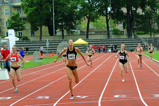 Christina Hering (vorne) lief die 400-Meter-Strecke in 53,58 Sekunden.	Foto: Christian Einecke