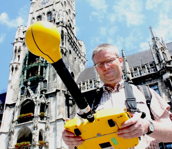 Dr. Christian Bornkessel mit dem Spektrum-Analysator  auf einem der »bestrahltesten« Plätze Münchens, dem  Marienplatz.	Foto: cr