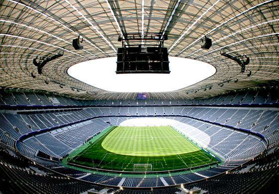 Mit seinen rund 70.000 Plätzen ist die Allianz Arena eines der größten Fußballstadien Deutschlands. Unbestritten finden hier auch große Spiele statt.	Arena-Fotos: Allianz Arena/B.Ducke