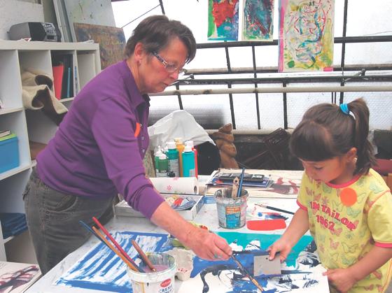 Kinder und ihre Großeltern wurden beim Maltag gemeinsam kreativ.	Foto: Münchner Bildungswerk