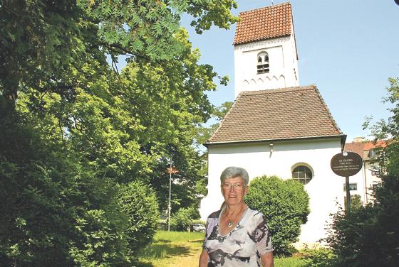 Anna Schneid vom »Förderverein Alte St. Georgskirche« hofft auf weitere Sponsoren, die die Instandsetzung unterstützen.	Foto: JS