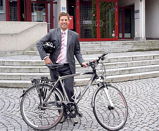 Bürgermeister Ullrich Sander hofft auf viele fleißige Radler, die in Taufkirchen bei der Aktion Stadtradeln mitmachen. 	Foto: hw