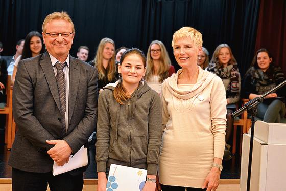 Bei der Preisverleihung nahm Flurina Rathmer Glückwünsche entgegen von Juror Dr. Harald Parigger und von Wettbewerbsveranstalterin Gisela Hüttis vom KWA Stift Brunneck.	Foto: privat