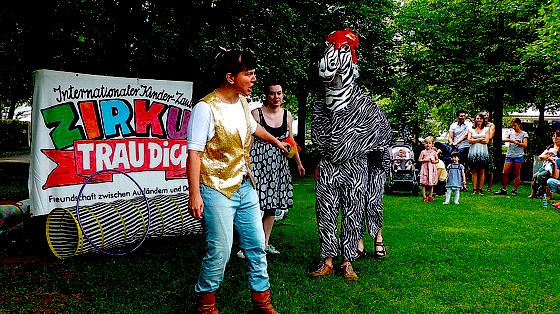 Mitmach-Zirkus »Trau-Dich« beim SPD-Kinderfest: Die Zirkusdirektorin verkündet die Rechenkünste von Zebra Sebastian. 	F.: privat