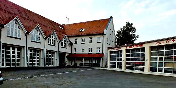 Standort Taufkirchen: Die Garage der Helfer vor Ort bei der Feuerwehr Taufkirchen (rechte Einfahrt) ist jetzt erstmal der Platz für den Rettungswagen. Hier wird noch neu gebaut.	kw