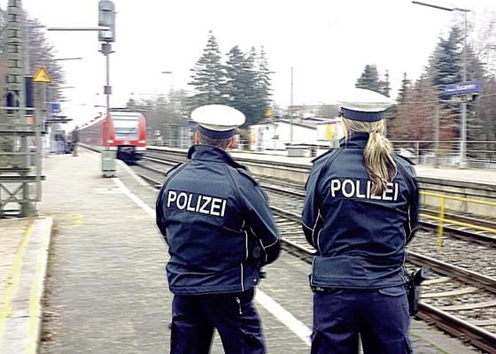Die Bundespolizei empfing den 21-Jährigen mit dem verfälschten Fahrschein am Gleis.	Foto: Polizei