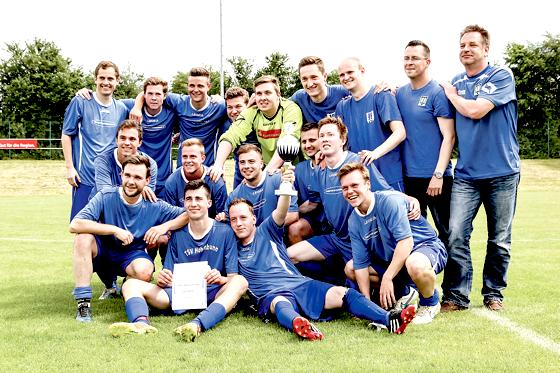 Die 1. Mannschaft des TSV Hohenbrunn freut sich über den Meistertitel und den verdienten Aufstieg in die A-Klasse. 	Foto: Christian Riedel
