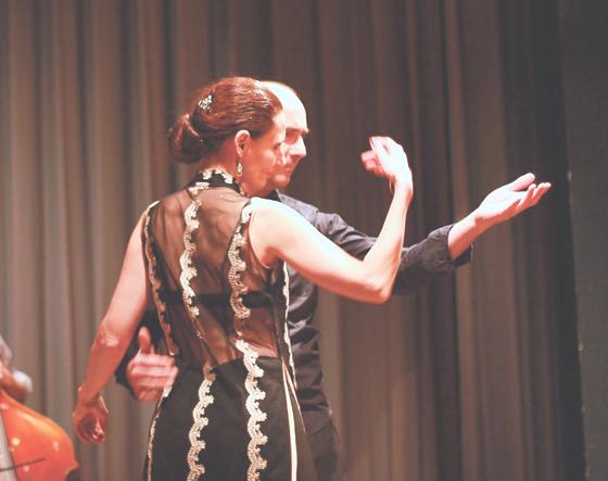Patrizia und Michael Kronthaler zeigen Tango Argentino in seiner ursprünglichen Form.	   	Foto: Dr. Herbert Schmidt