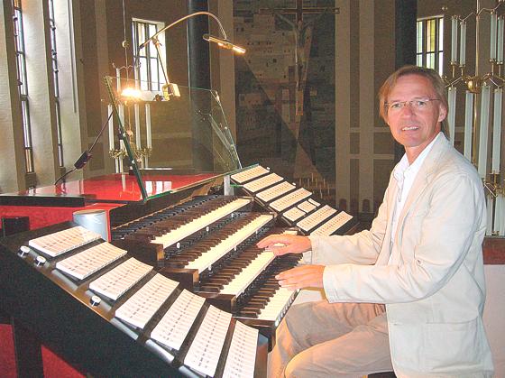 Armin Becker an »seinem« Instrument, der Orgel.