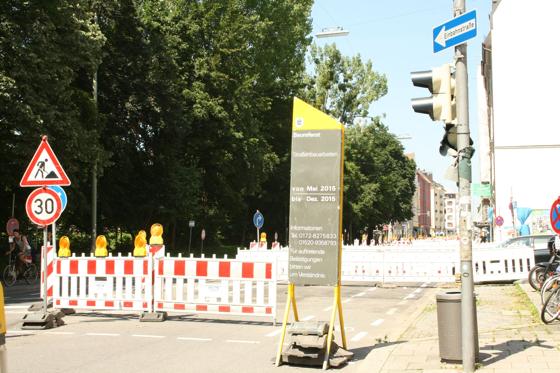 Baustelle! Für Autofahrer ein Stressfaktor, aber wichtig für die Infrastruktur. In der Schleißheimer Straße wird ein Radstreifen angelegt.	Foto: js