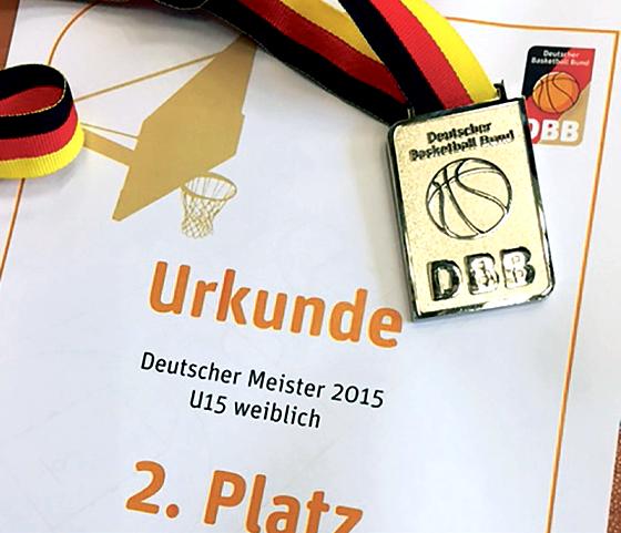 Urkunde und Medaille des Deutschen Basketball-Bundes für die TS Jahn Basketballerinnen. 	F.: Ostermayer
