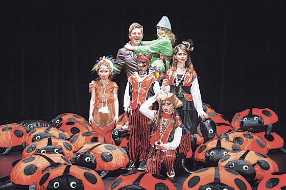 144 Taufkirchner Kinder aus verschiedenen Schulen sind im »Musical-Fieber«. Sie schauspielern, singen und spielen »Peter Pan«.	Foto: Roland Altmann
