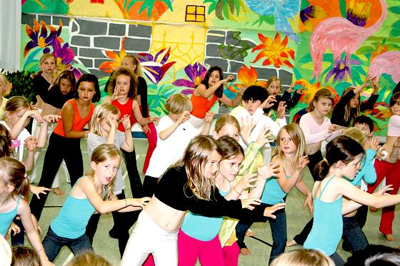 Tanz und Rhythmik gepaart mit viel Musik gabs bei der Premiere von »Peter und der Wolf« in der Gebeleschule zu sehen.  	Foto: privat