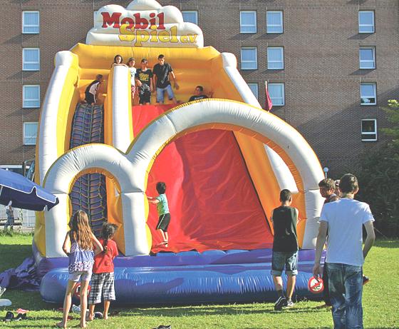Die Riesenrutsche verspricht jede Menge Spaß beim diesjährigen Sommerfest des Come In.	Foto: VA
